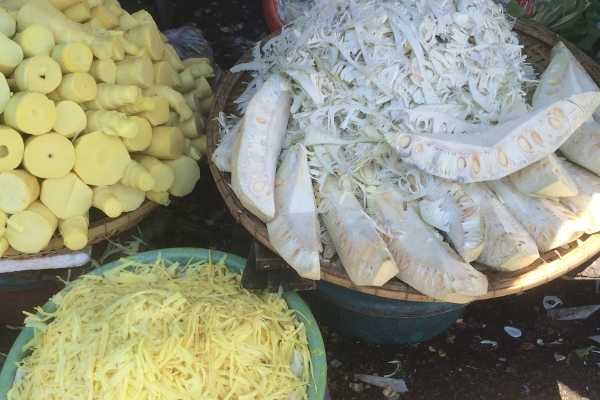 things to do in Hue the dong ba market