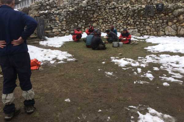 Porters Lunch break Pangboche