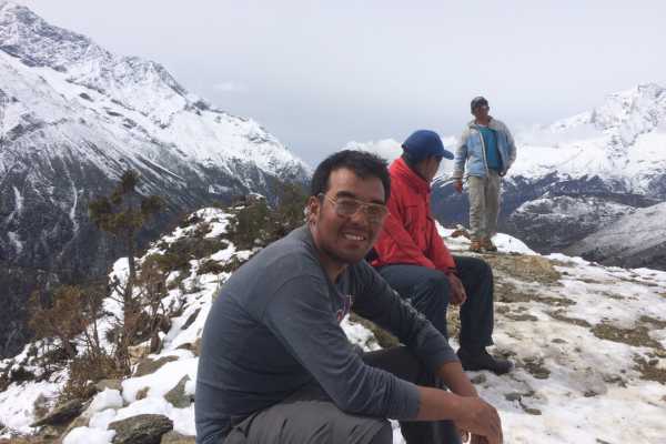 Taking a break on the trail from Phortse Tenga to Dingboche