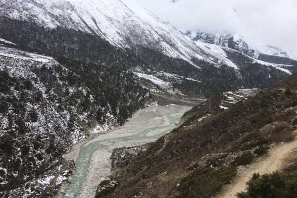The trail from Phortse Tenga to Dingboche