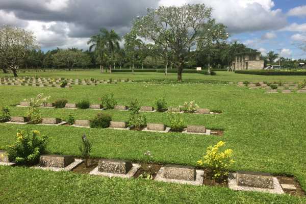 Graves at Thanbyuzayat Commonwealth Graves Cemetery