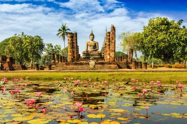 Visit Wat Mathahat at Sukhothai
