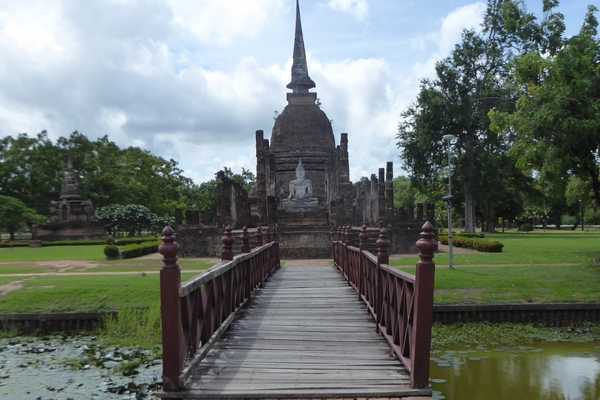 Visit Wat Sa Si at Sukhothai