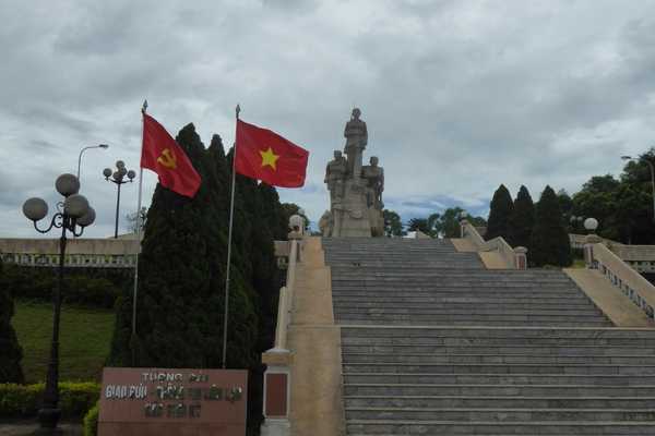 vietnam war dmz sites highway 9 statues