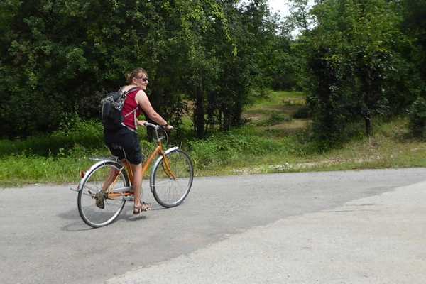 Get-around-Sukhothai-by-bike