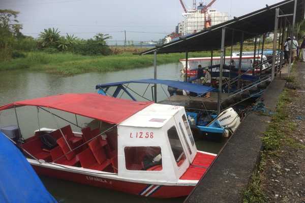 Puerto Viejo to Tortuguero Boats on the CanalJungle Trek Setting off