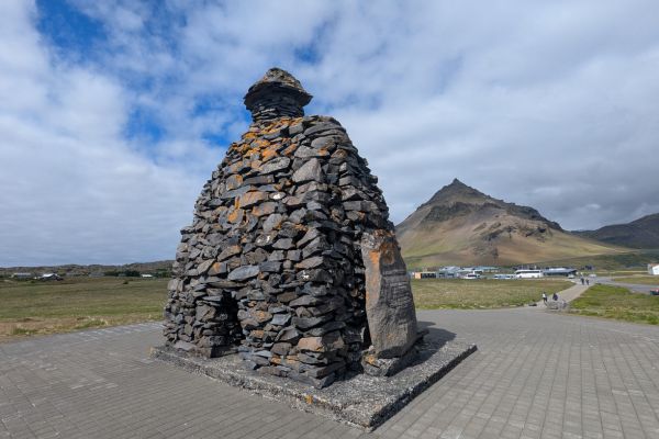 Stone monument to Bárður Snæfellsás,
