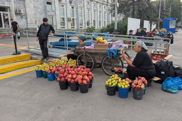 Almaty apples for Sale at Almaty Train Station