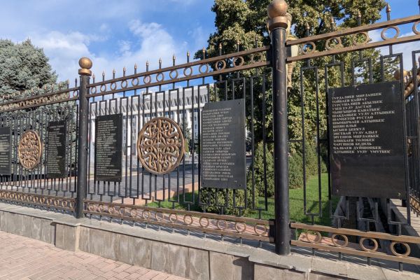 Names of those who died in Melon Revolution BIshkek